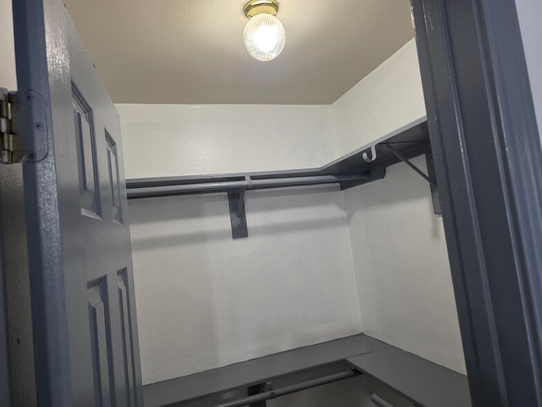 Building Photo - 1303 Edison St