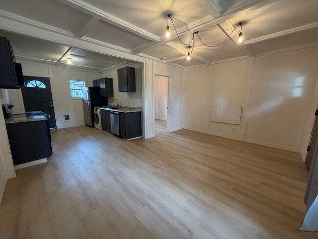 Building Photo - 595-595 Highland Ave NE