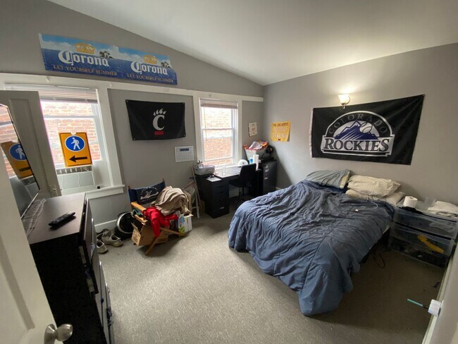 Building Photo - 7 bedroom/ 3bath Mins. from UC + Med Campu...