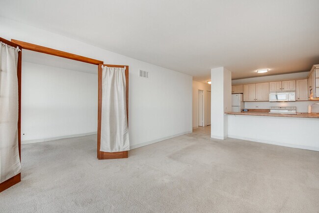 Building Photo - 1540 N La Salle Dr