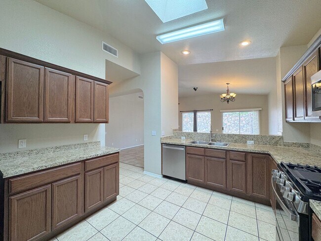 Building Photo - Northeast El Paso 3 Bed/2 Bath Refrig A/C