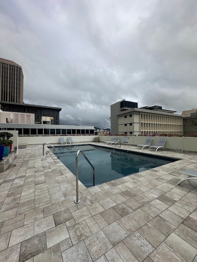 Building Photo - Harbor Square READY TO MOVE IN 1 bed, 1 bath with 1 parking, utilities included, walk to the conv...