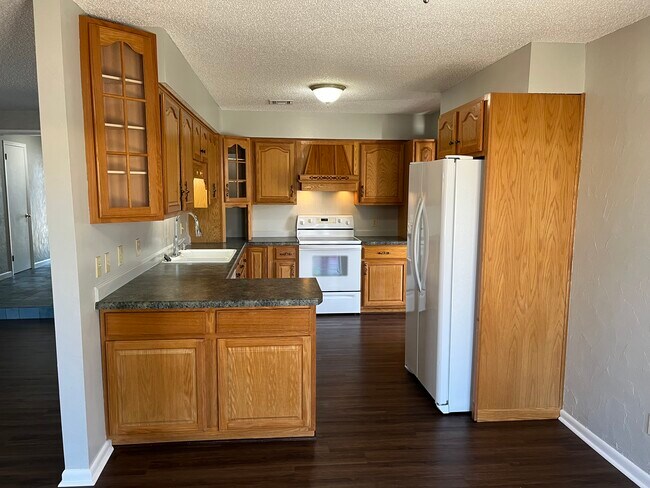 Kitchen - 215 Magnolia Rd