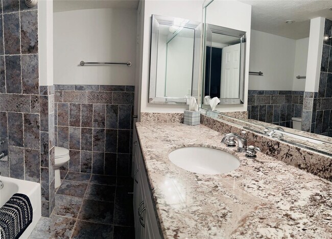 Building Photo - 3100 NE 49th St