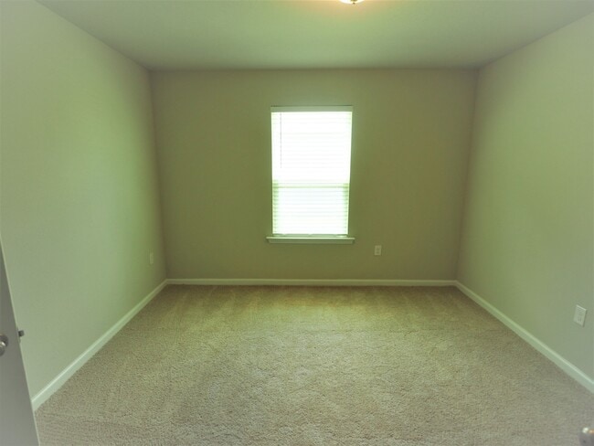 Building Photo - 4 Bedroom home with community pool!