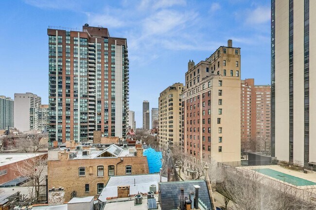 Building Photo - 1300 N Astor St