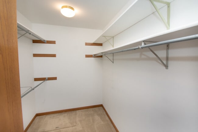 Building Photo - 23231 W Lakeshore Dr