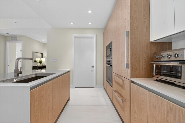 Building Photo - 3100 N Ocean Dr