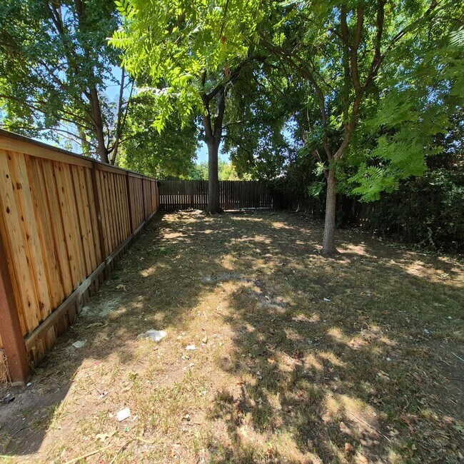 Building Photo - Excellent Tahoe Park Home.