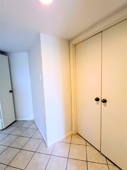 Building Photo - 500 Tiki Dr