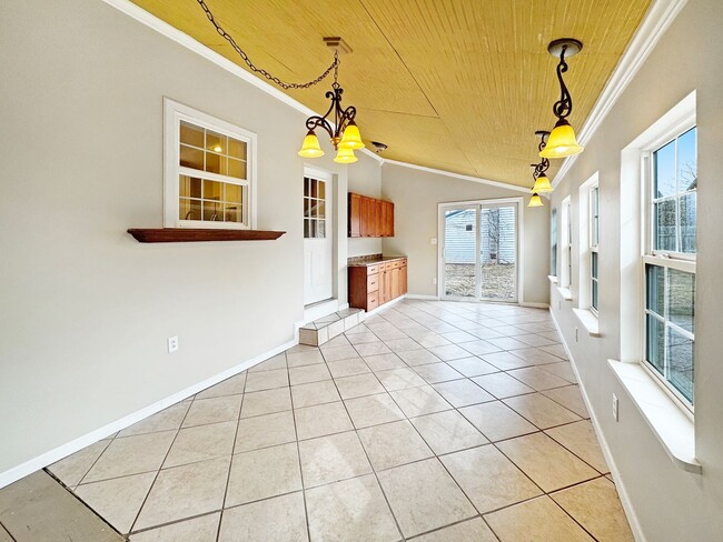 Building Photo - Cozy Vibes, 2 bedroom duplex, pet friendly!!!!