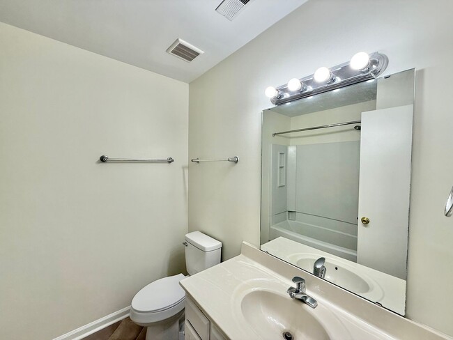Building Photo - Newly Remodeled 3BD, 2.5BA Townhouse in Ca...