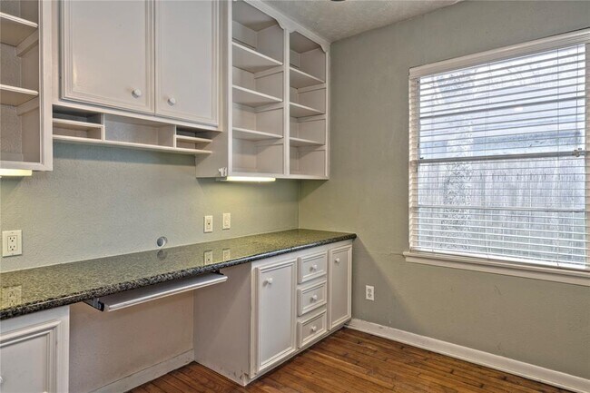 Building Photo - 4810 Saxon St