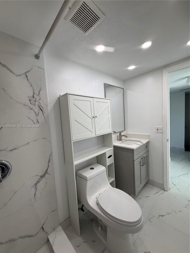 Building Photo - 9365 Fontainebleau Blvd