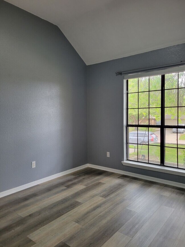 Building Photo - 3bd/2ba house close to major shopping, restaurants, and Ft. Hood!