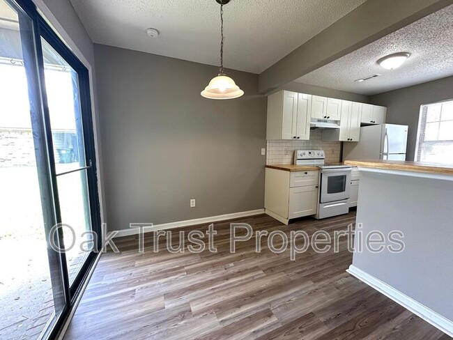 Building Photo - 401 Converse Ct