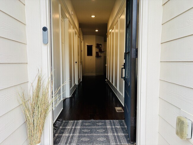 Building Photo - 1268 Easthaven Dr