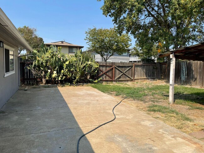 Building Photo - Newly Remodeled Home near Sac City College...