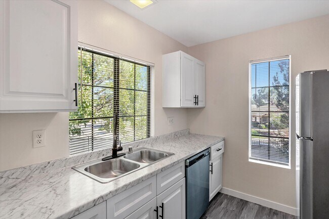 Building Photo - 2554 Olive Dr