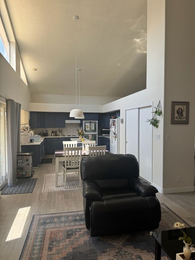 Building Photo - Fully Updated 3BR/2.5BA in Desirable Lampl...