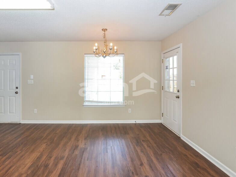 Building Photo - 1110 E Cortona Cir