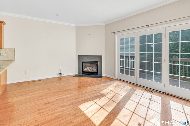 Building Photo - 570 Danbury Rd