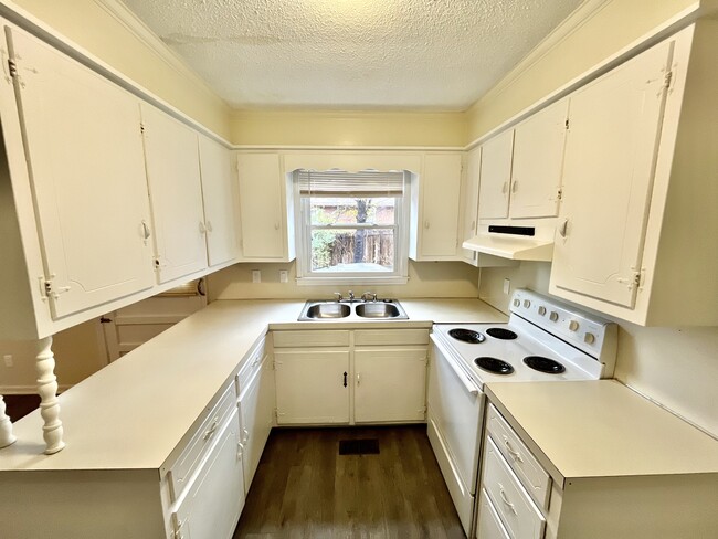 Building Photo - 401 Kern St