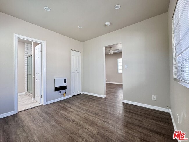 Building Photo - 6117 1/2 S Victoria Ave