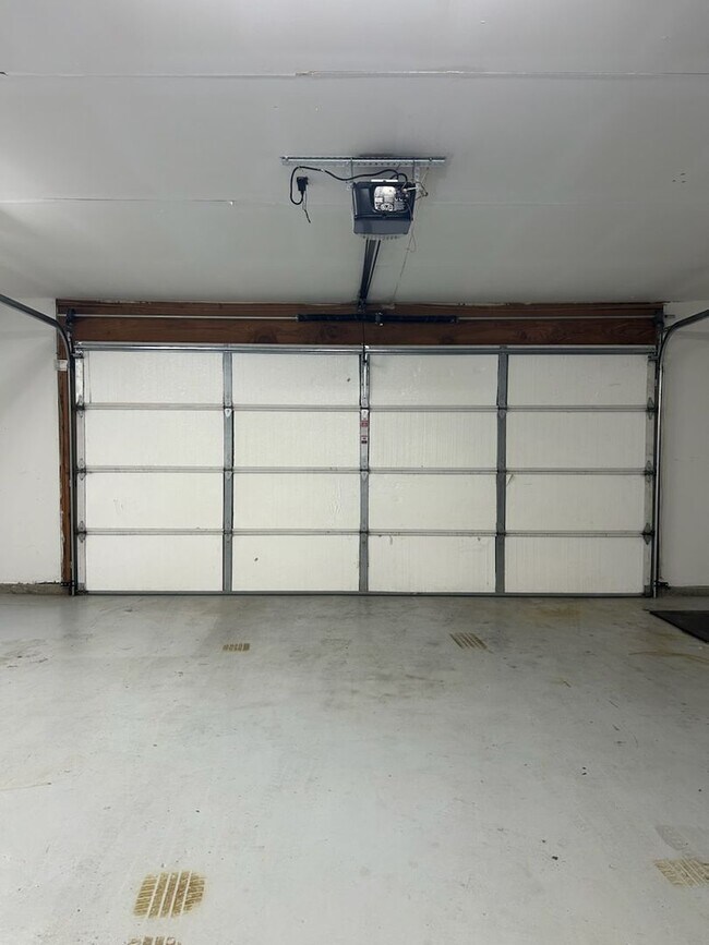 Building Photo - PLEASE CONTACT VAUGHN REALTY TO SET UP AN APPOINTMENT, 760-446-6561