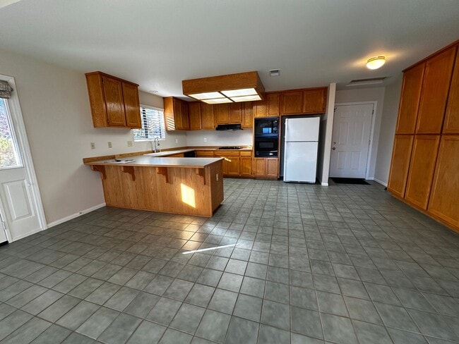 Building Photo - Views from Paradise!