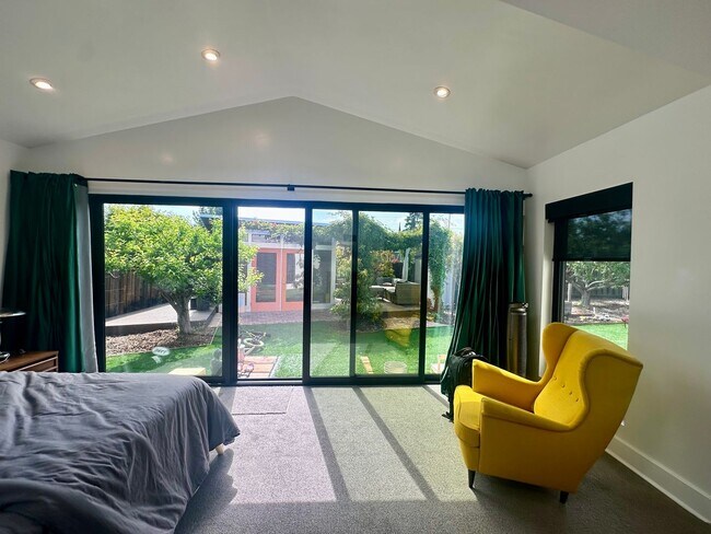 Building Photo - Palo Alto Dream Rental with Backyard Parad...