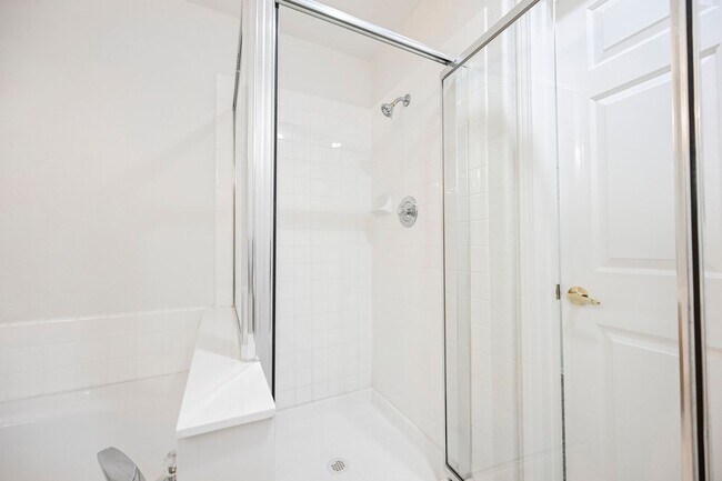 Building Photo - Gated Community townhome, with private garage