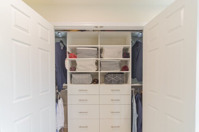 Building Photo - Beautiful and within walking distance to a...
