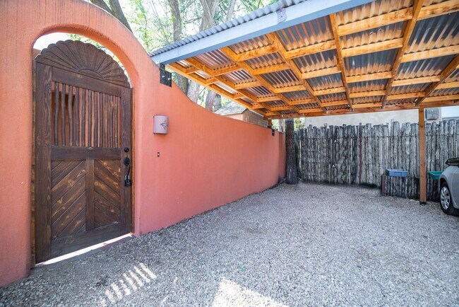 Building Photo - 723 B Gildersleeve St