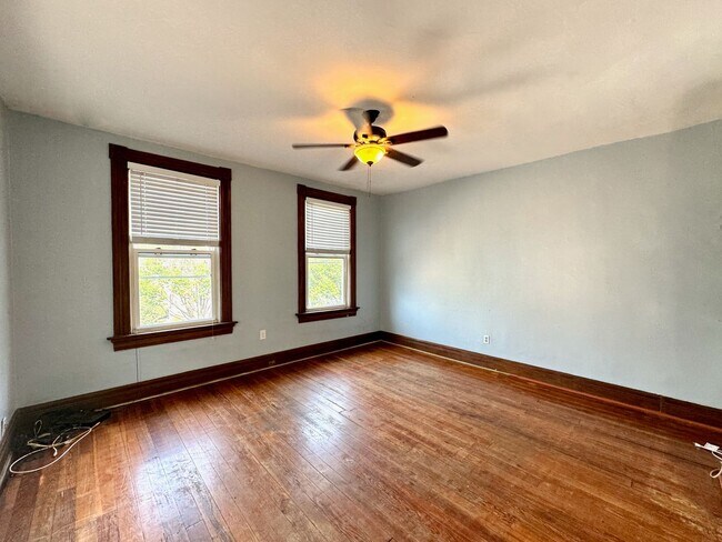 Building Photo - 4 Bed/2 bath UC Rental On Victor + Parking Only $695/person ($2780/mo)!