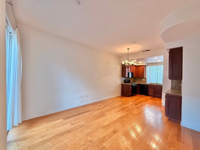 Building Photo - Beautiful 3 Bedroom townhome in San Marcos!