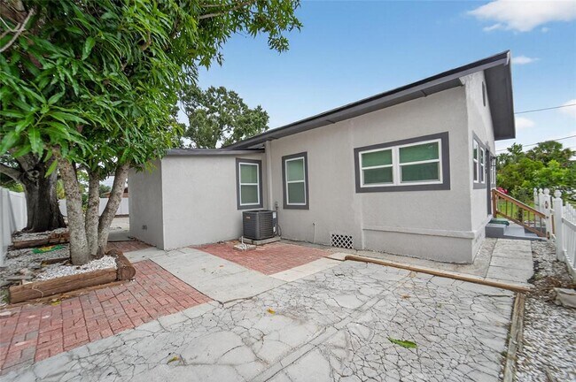 Building Photo - 2525 W Beach St