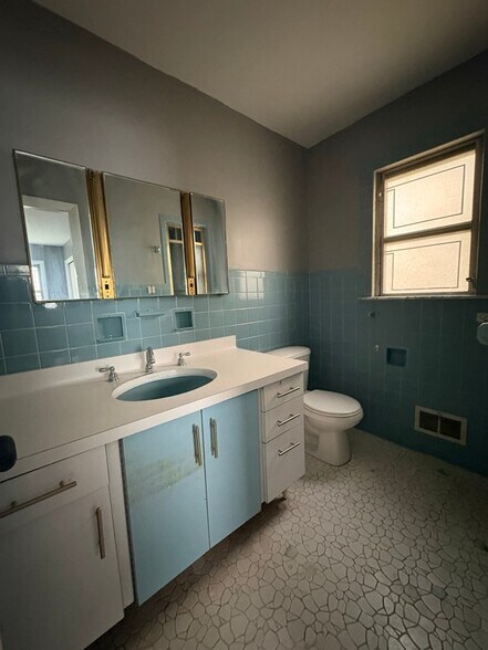 Building Photo - 861 Avenue C
