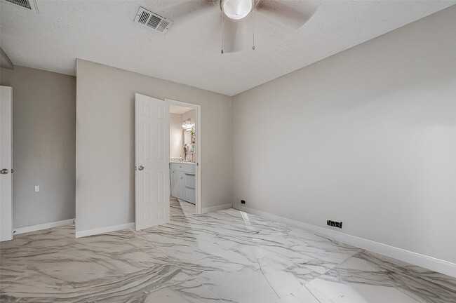 Building Photo - 9215 Golden Meadow Dr