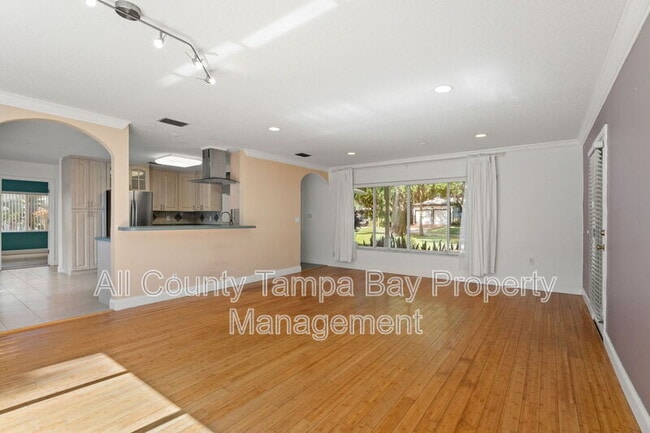 Building Photo - 2725 N Myrtle Ave