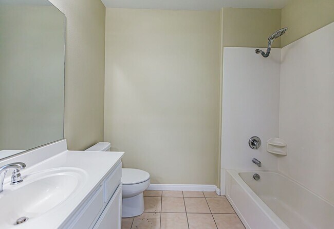 Building Photo - Top Floor 2 Bedroom Condo Located in Manha...