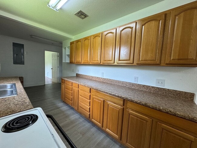 Building Photo - Charming 3 bedroom, 2 bath Florida Cracker-style home in Lake City