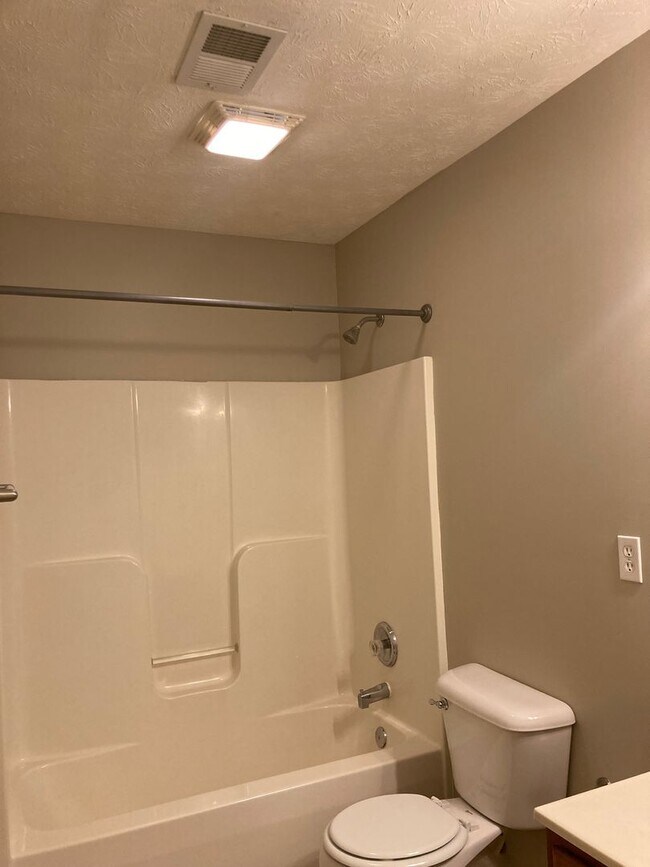 Building Photo - 128 Twin Lakes Dr