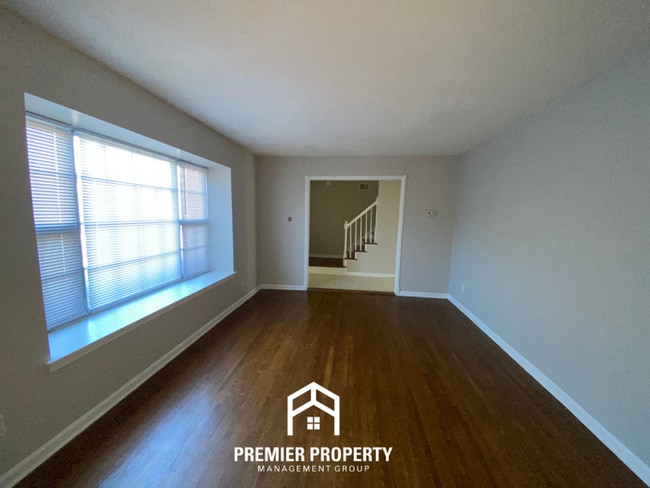 Building Photo - Spacious 4BR/2BA Memphis Home with Den, Fireplace & 2-Car Garage