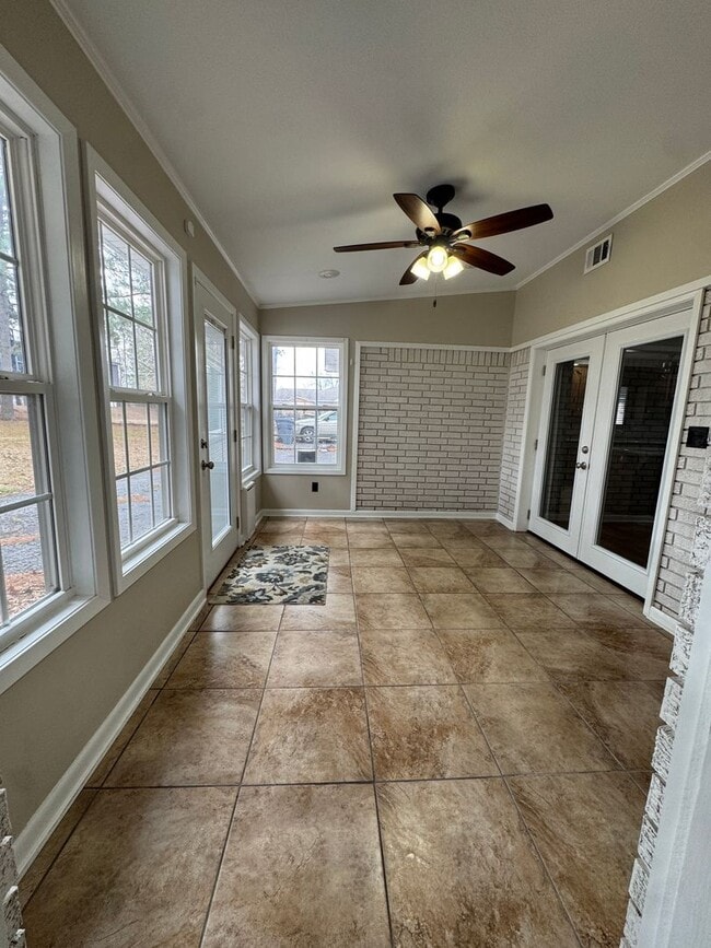 Building Photo - Incredible 4 Bed / 2 Bath updated Home, Available Now!