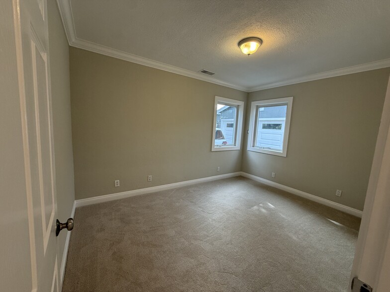 Building Photo - 3149 Rogers Ave