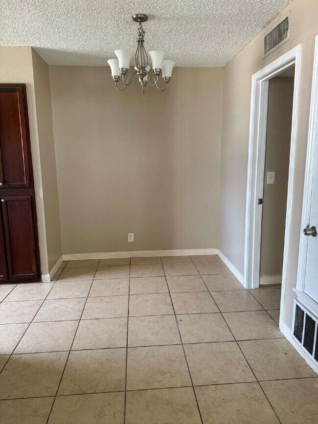 Building Photo - Beautiful two bed/1.5 bath in the heart of Alamo Heights