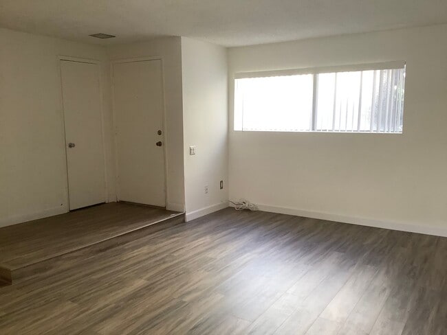 Building Photo - 2 Bedroom 2 Bath Single Story Condo in Mission Valley- Park Villas North