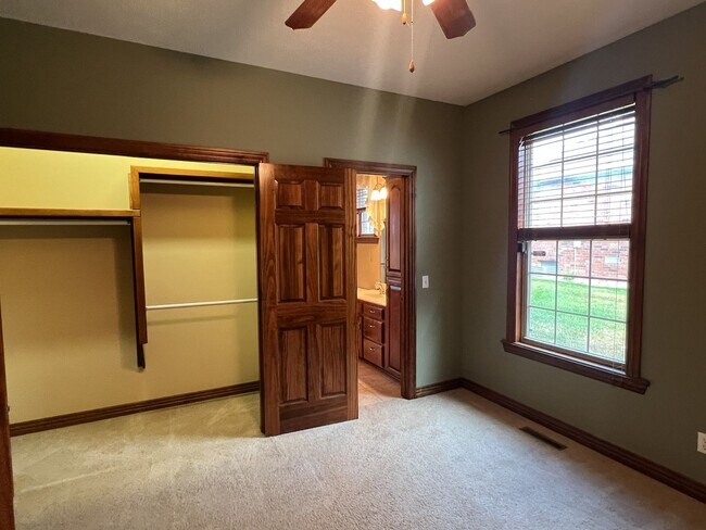 Building Photo - Spacious Family Home in Republic