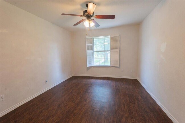 Building Photo - 300 Las Plumas Dr